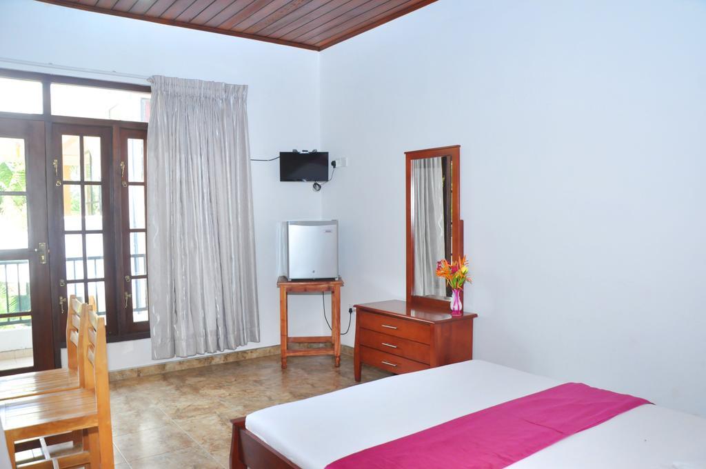 Green Shadows Beach Hotel Wadduwa Exterior foto